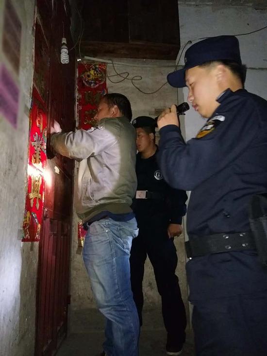 萍乡粗心妈妈误将幼女锁家中 民警全城寻开锁师傅开门